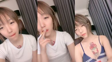 颜值区下海短发美女！满背漂亮纹身！小尺度秀一下，脱光光细腰美乳，随着音乐扭腰摆臀